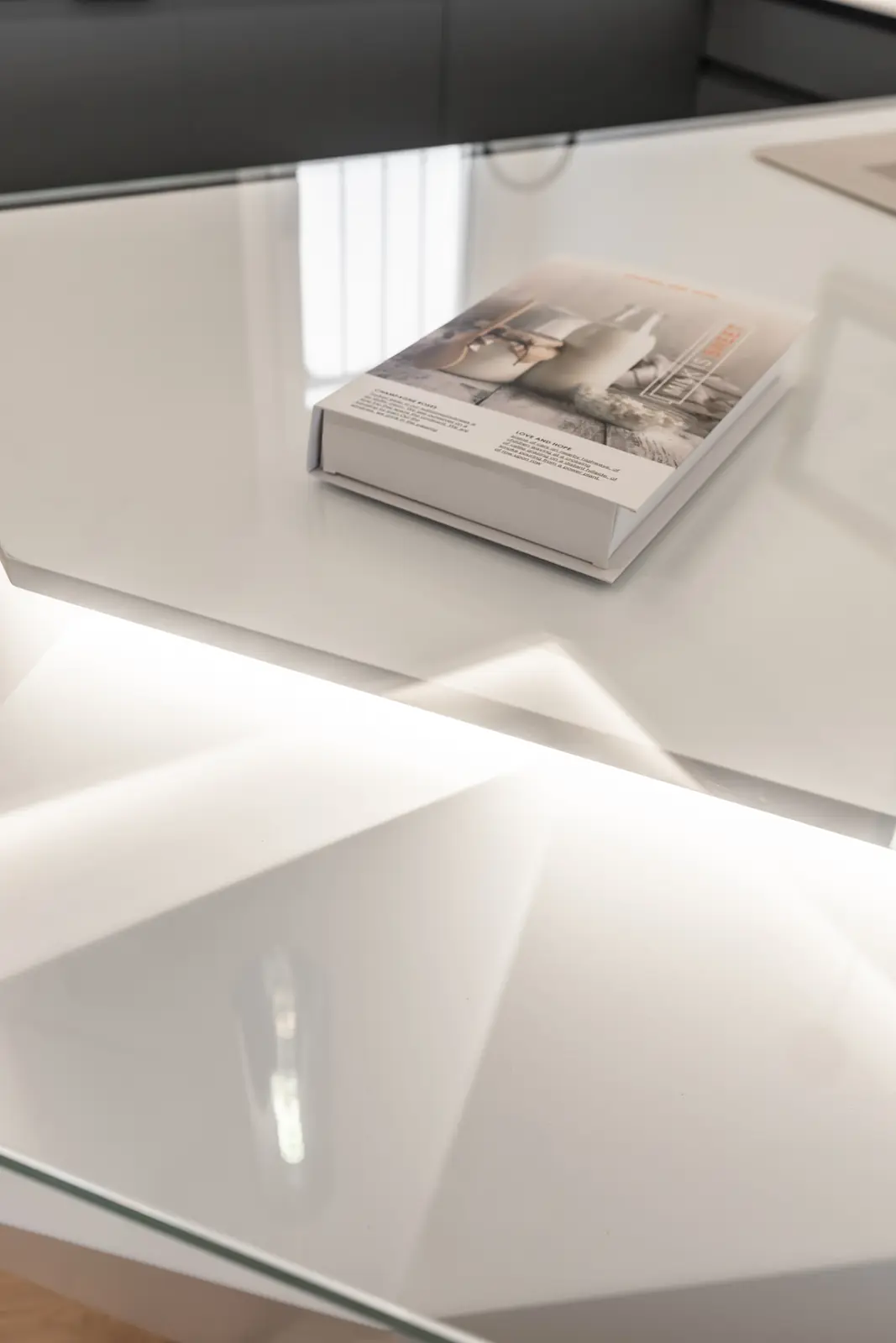 Detalle de superficie brillante de cocina con reflejos