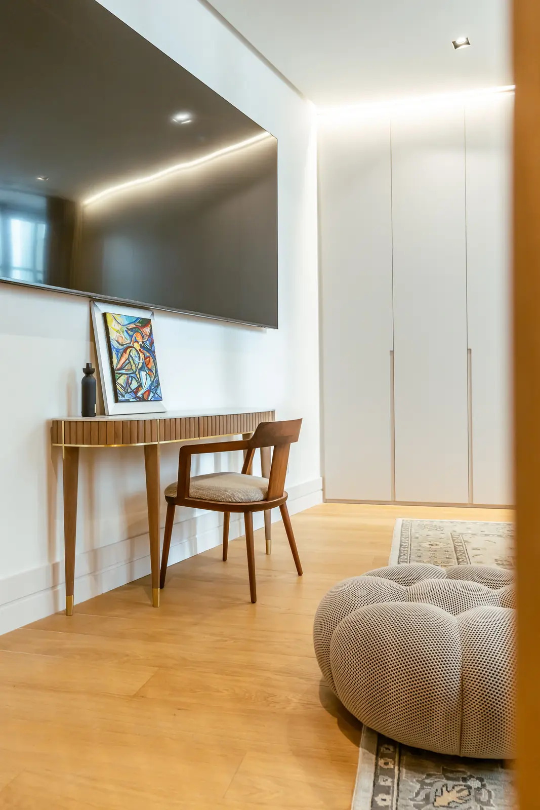 Dormitorio con escritorio de madera, silla y armario empotrado