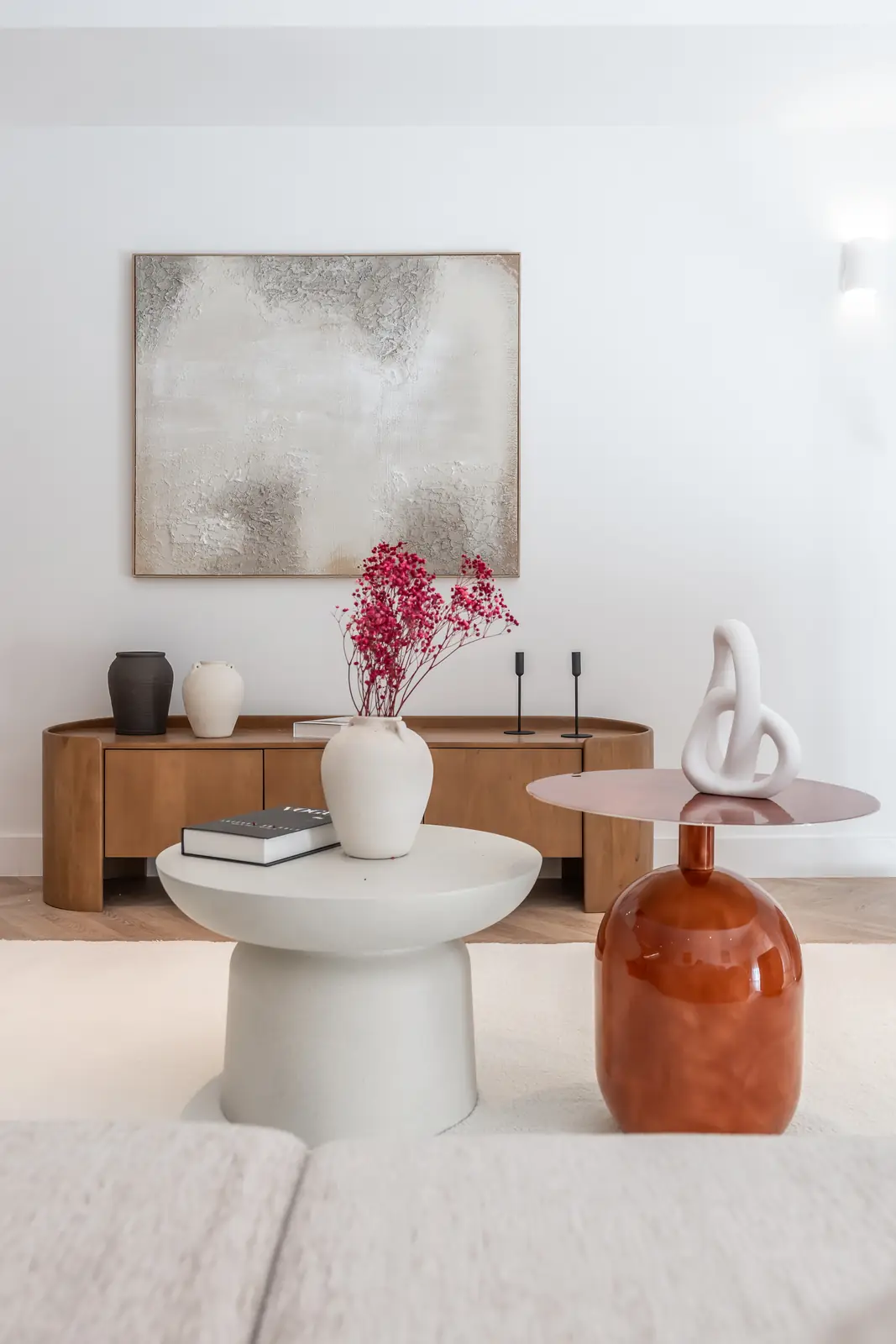 Salón-comedor con aparador de madera, jarrones decorativos y cuadro