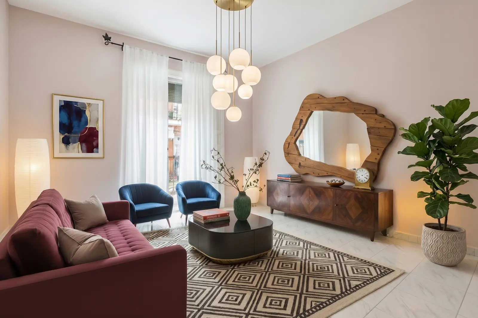 Salón clásico con home staging virtual: sofá granate, butacas azules y espejo de madera