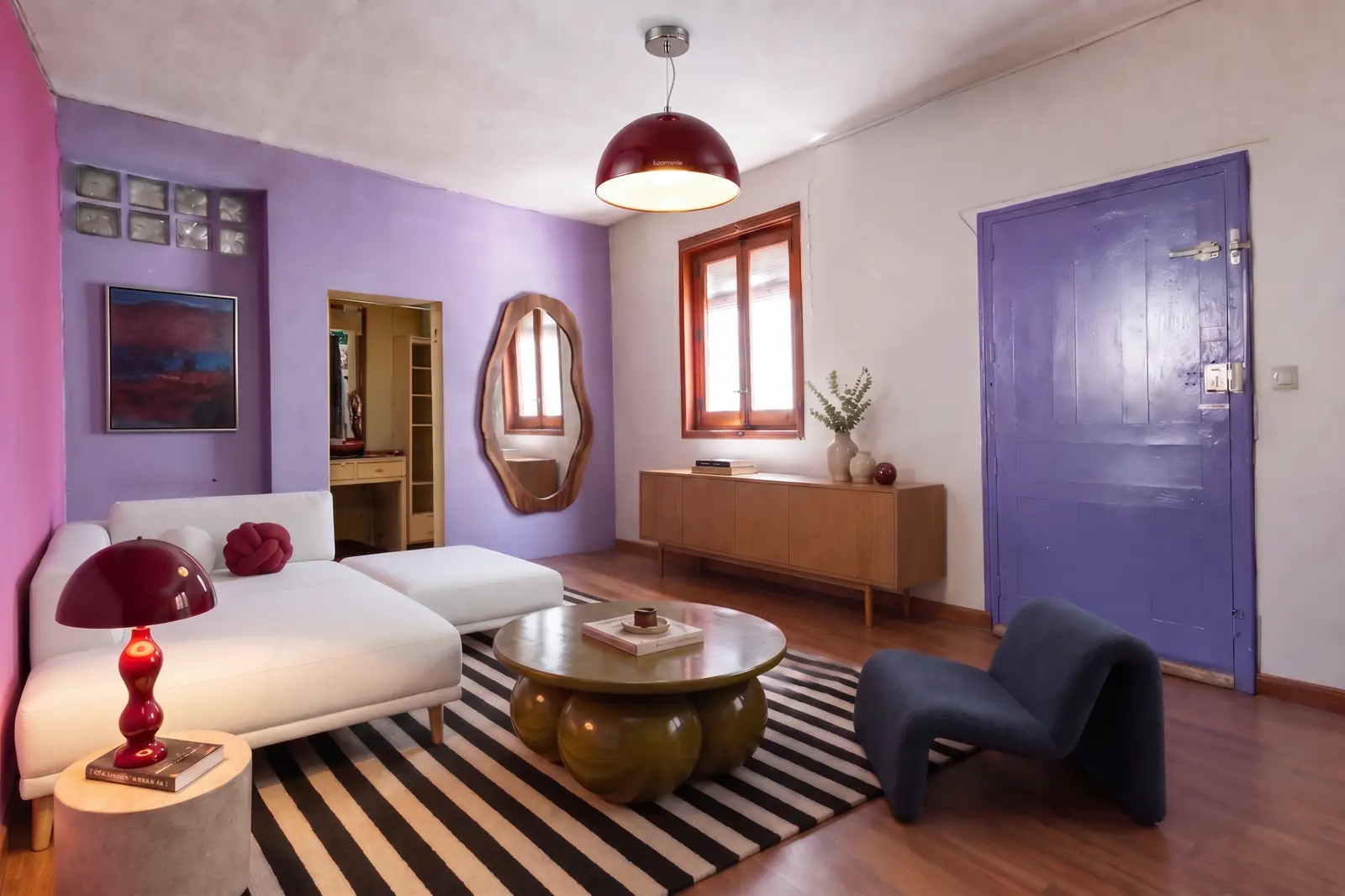 Salón con paredes malva y home staging virtual: sofá blanco y alfombra de rayas