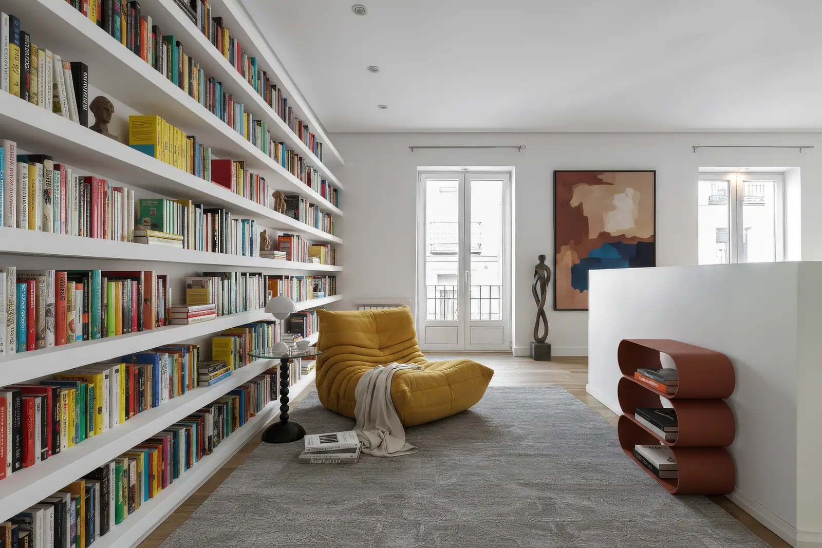 Salón biblioteca con home staging virtual: estanterías llenas y sillón amarillo