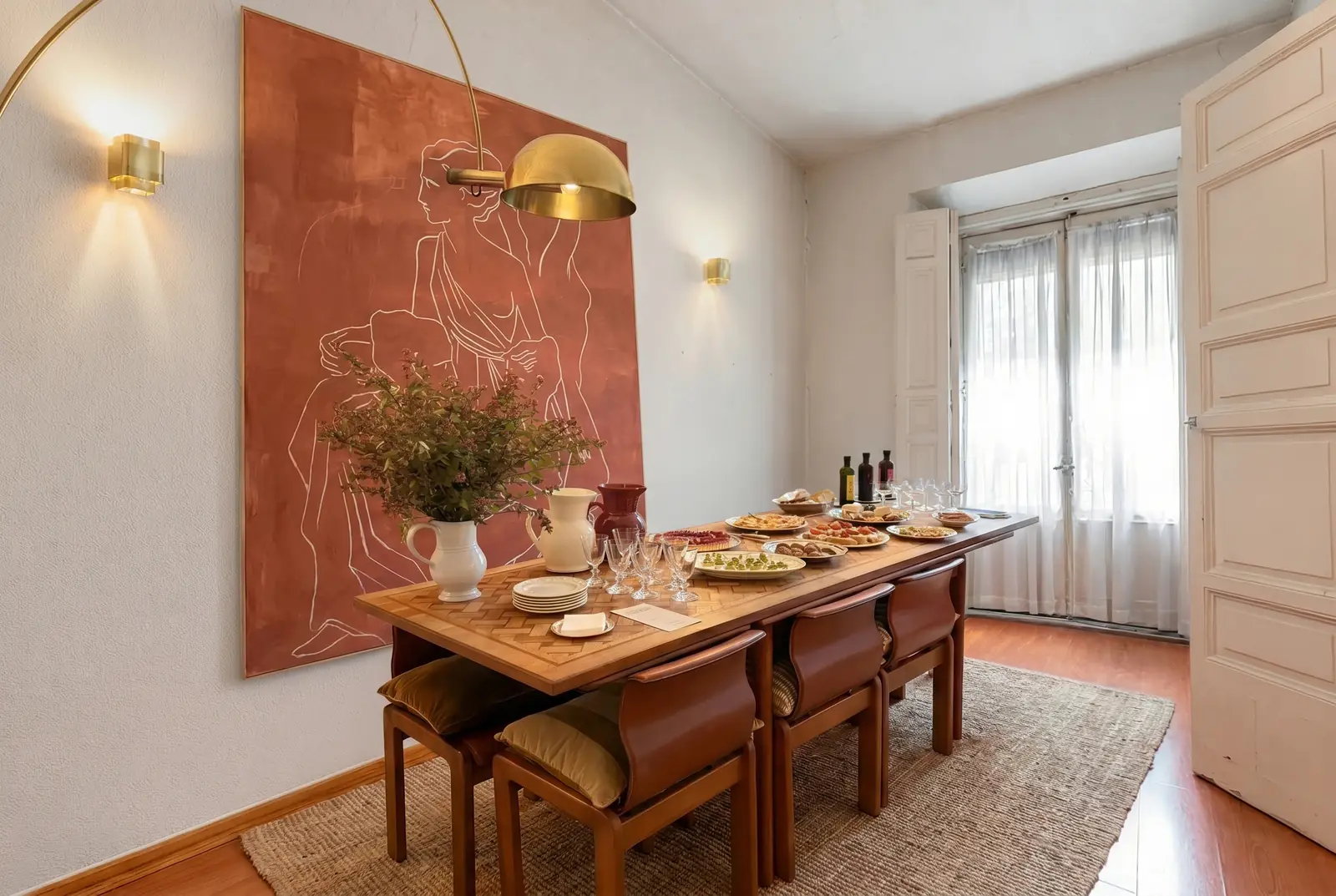 Comedor con home staging virtual: mesa vestida, lámina de arte y mesa puesta