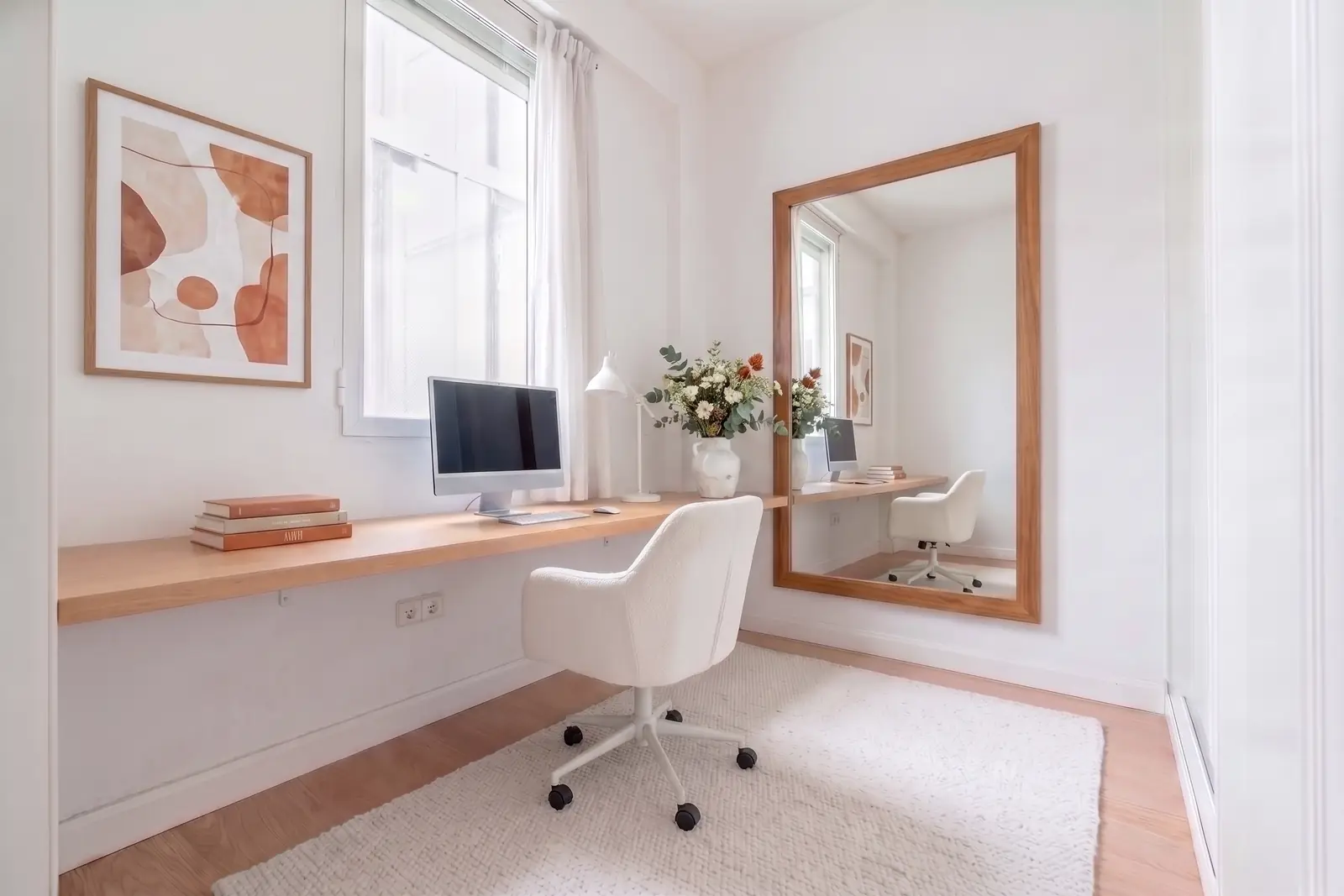 Dormitorio con home staging virtual: escritorio blanco, espejo grande y lámina de arte