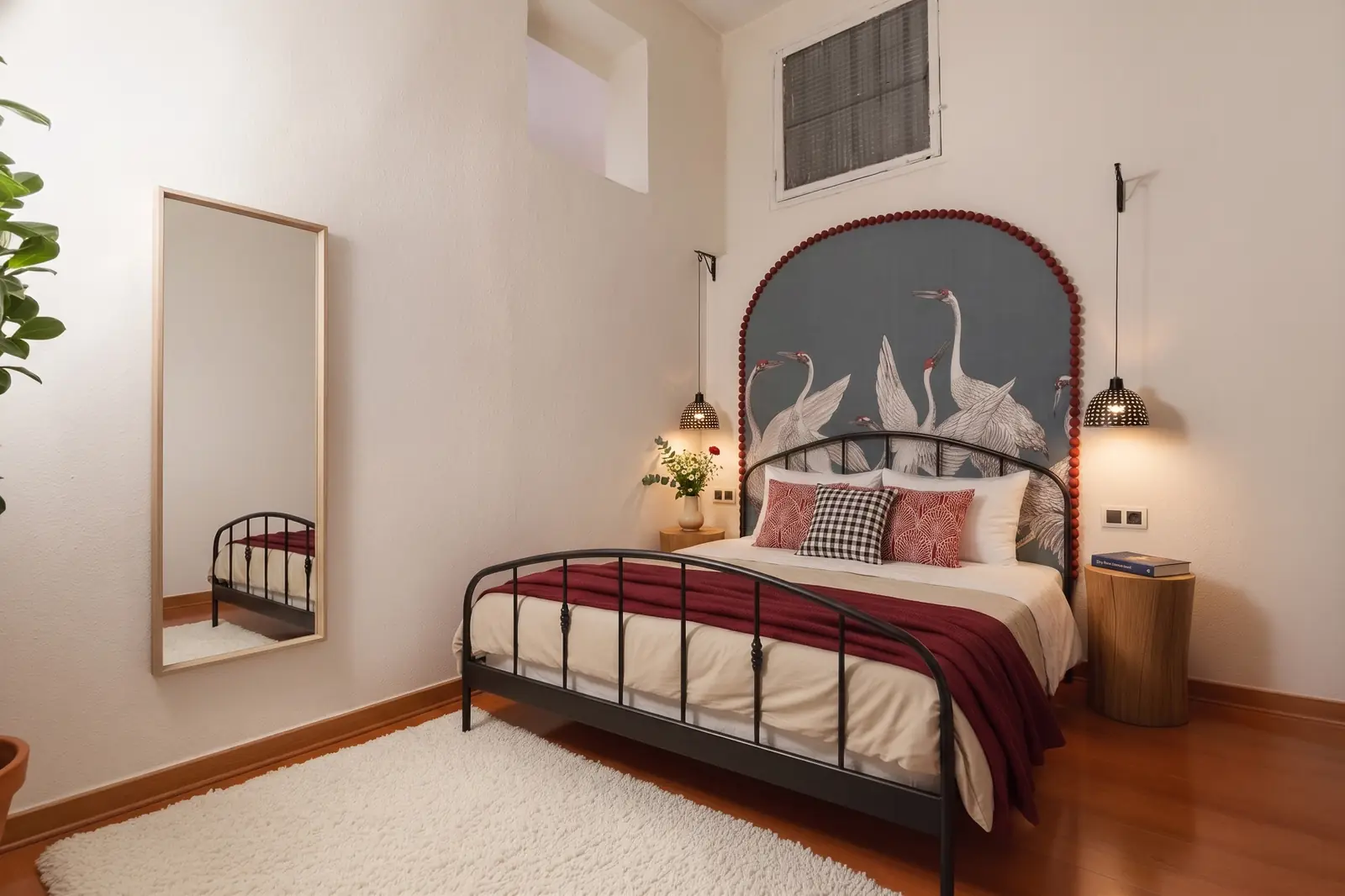 Dormitorio de invitados con home staging virtual: cama de forja y cabecero decorativo